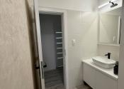 LUXUSNE ZREKONŠTRUOVANÝ A KOMPLETNE ZARIADENÝ 2-IZBOVÝ BYT NA PREDAJ – KOMÁRNO - fotografia 9