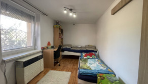 Na predaj útulný 3-izbový rodinný dom v obci Tôň - fotografia 6