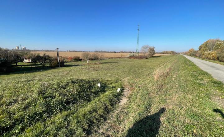   MH280- Na predaj krásna záhrada s chatkou v Komárne! - fotografia 13