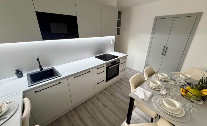 LUXUSNE ZREKONŠTRUOVANÝ A KOMPLETNE ZARIADENÝ 2-IZBOVÝ BYT NA PREDAJ – KOMÁRNO - fotografia 1