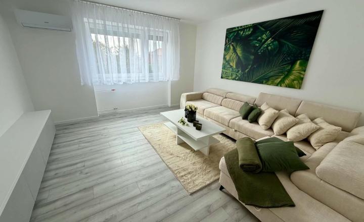 LUXUSNE ZREKONŠTRUOVANÝ A KOMPLETNE ZARIADENÝ 2-IZBOVÝ BYT NA PREDAJ – KOMÁRNO - fotografia 2