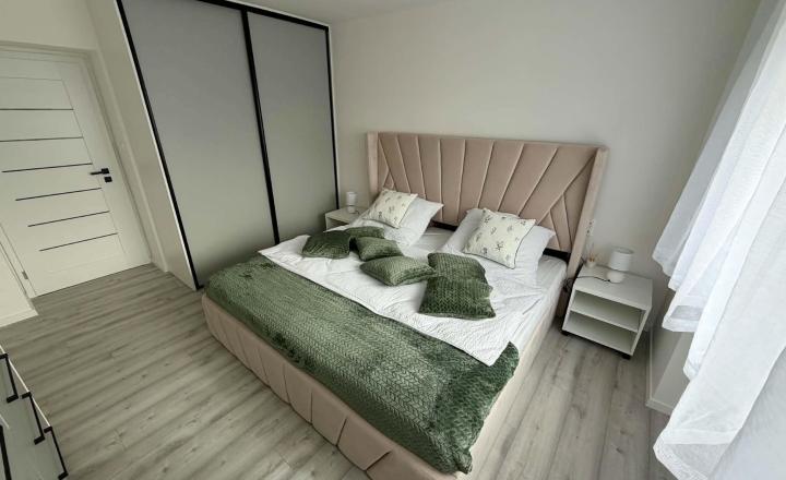 LUXUSNE ZREKONŠTRUOVANÝ A KOMPLETNE ZARIADENÝ 2-IZBOVÝ BYT NA PREDAJ – KOMÁRNO - fotografia 3