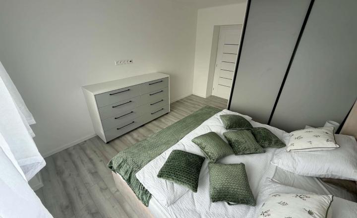 LUXUSNE ZREKONŠTRUOVANÝ A KOMPLETNE ZARIADENÝ 2-IZBOVÝ BYT NA PREDAJ – KOMÁRNO - fotografia 4
