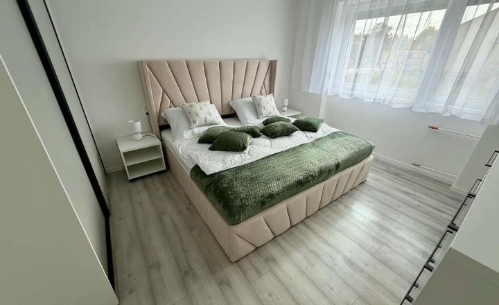 LUXUSNE ZREKONŠTRUOVANÝ A KOMPLETNE ZARIADENÝ 2-IZBOVÝ BYT NA PREDAJ – KOMÁRNO - fotografia 5