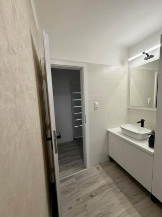 LUXUSNE ZREKONŠTRUOVANÝ A KOMPLETNE ZARIADENÝ 2-IZBOVÝ BYT NA PREDAJ – KOMÁRNO - fotografia 8