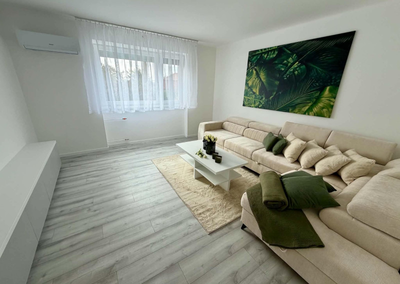 LUXUSNE ZREKONŠTRUOVANÝ A KOMPLETNE ZARIADENÝ 2-IZBOVÝ BYT NA PREDAJ – KOMÁRNO - fotografia 3